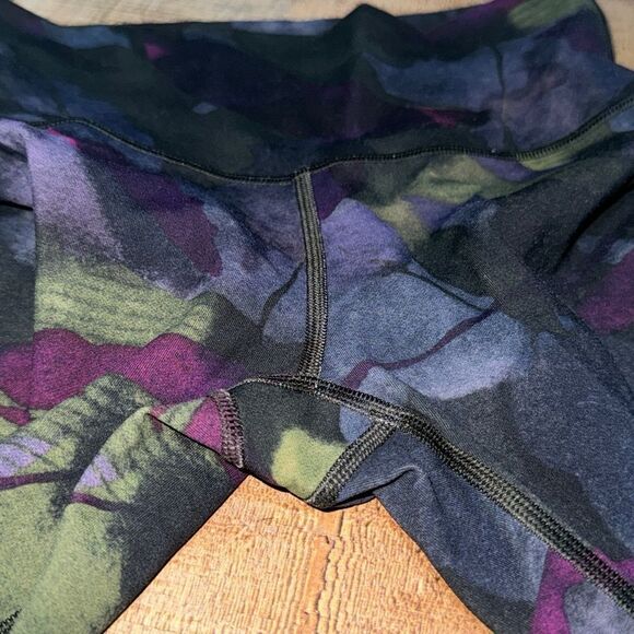 Lululemon Wunder Under Hi-Rise Tight Full-On Luxtreme 28"
Aura Dark Chrome Multi - Picture 12 of 13